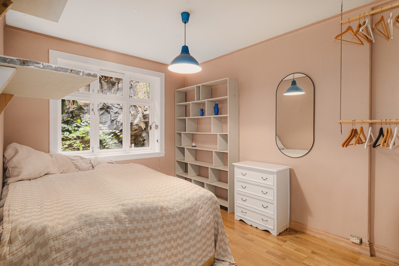 Soverommet vender mot en rolig bakgård og har plass til dobbeltseng. Galleribilde