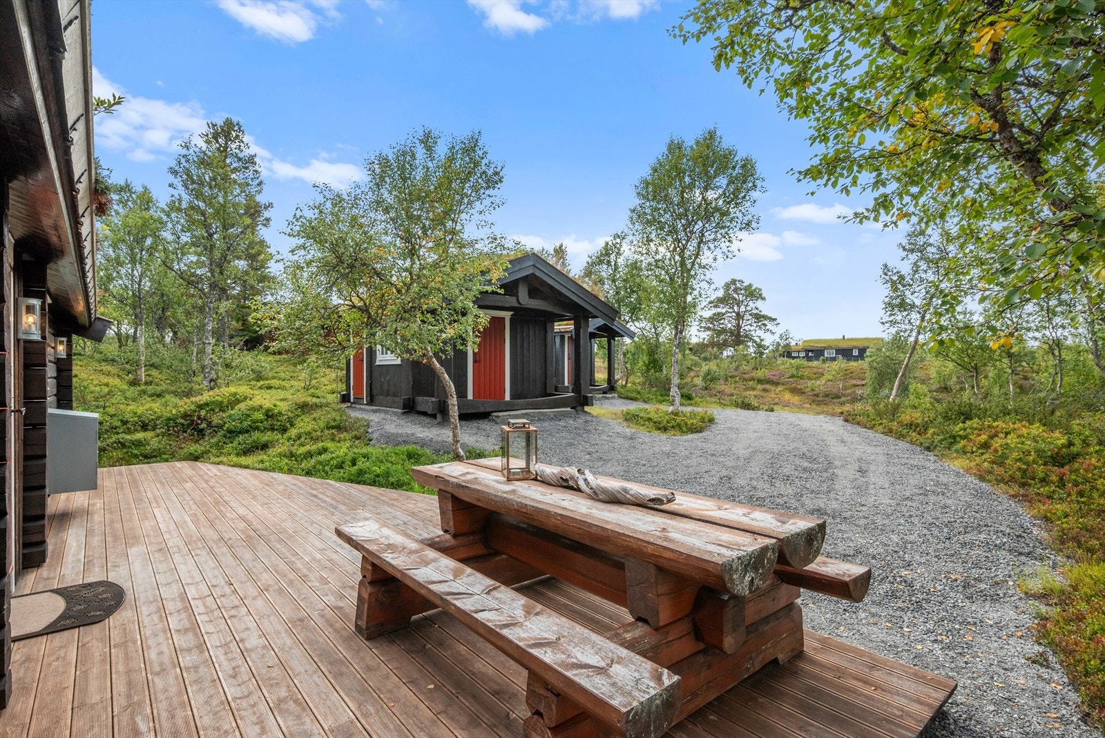 Ved inngangen til hytta nytes varme dager på en herlig terrasse som måler ca. 27 kvm. Terrassen innbyr til stille stunder, så vel som lange, sosiale kvelder. Galleribilde