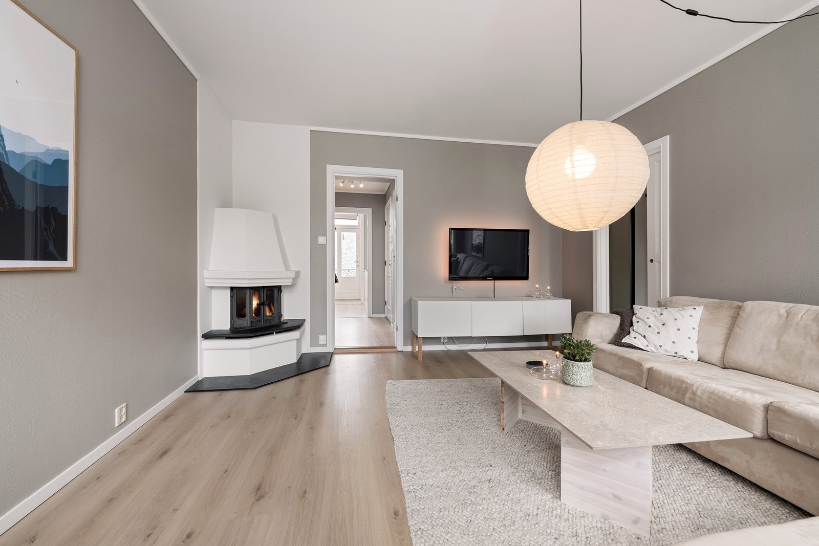 En murt peis med innsats er et sentralt element i stuen. Galleribilde
