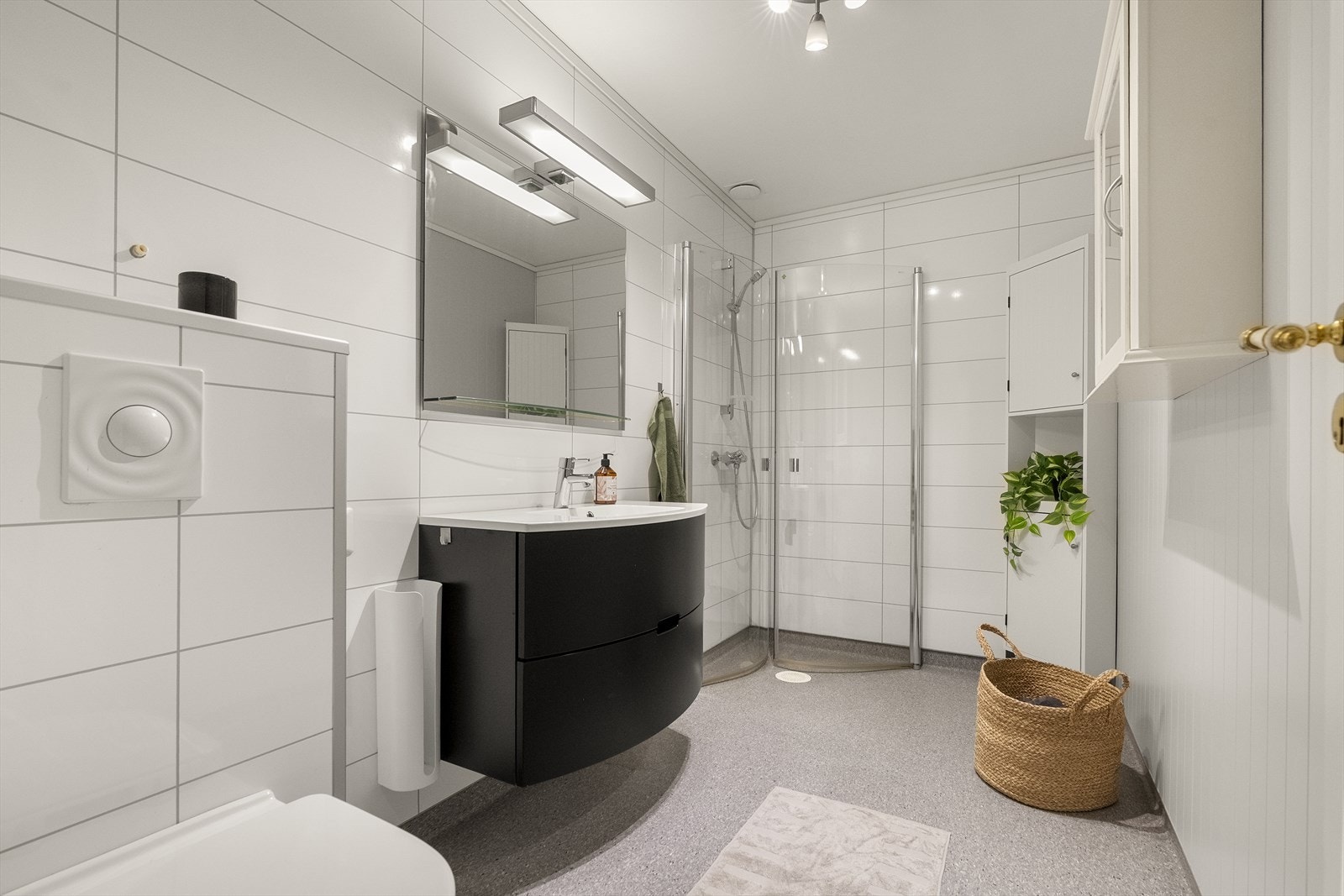 - Badet er oppgradert i nyere tid. Det er belegg på gulv og baderomsplater på vegg - Galleribilde