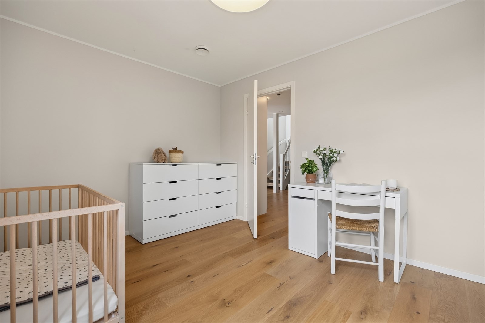 Luftig soverom med massevis av plass til dobbeltseng, kommode, kontor bord og mer. Galleribilde