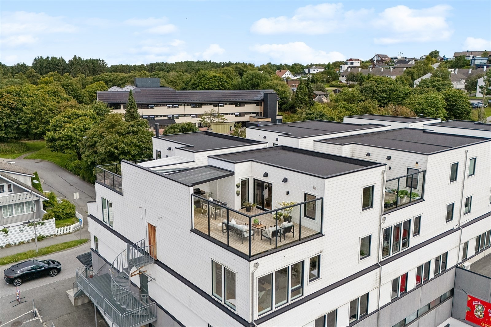 Ragbakken 82 har en attraktiv og praktisk beliggenhet på Madla, med nærhet til et bredt utvalg av servicetilbud, gode kollektivforbindelser og flotte rekreasjonsområder. Galleribilde