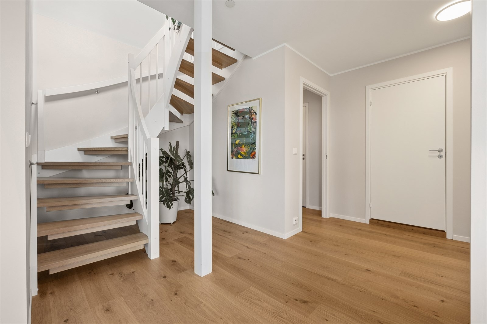 Ekstra oppbevaringsplass kan utnyttes under trappene. Galleribilde