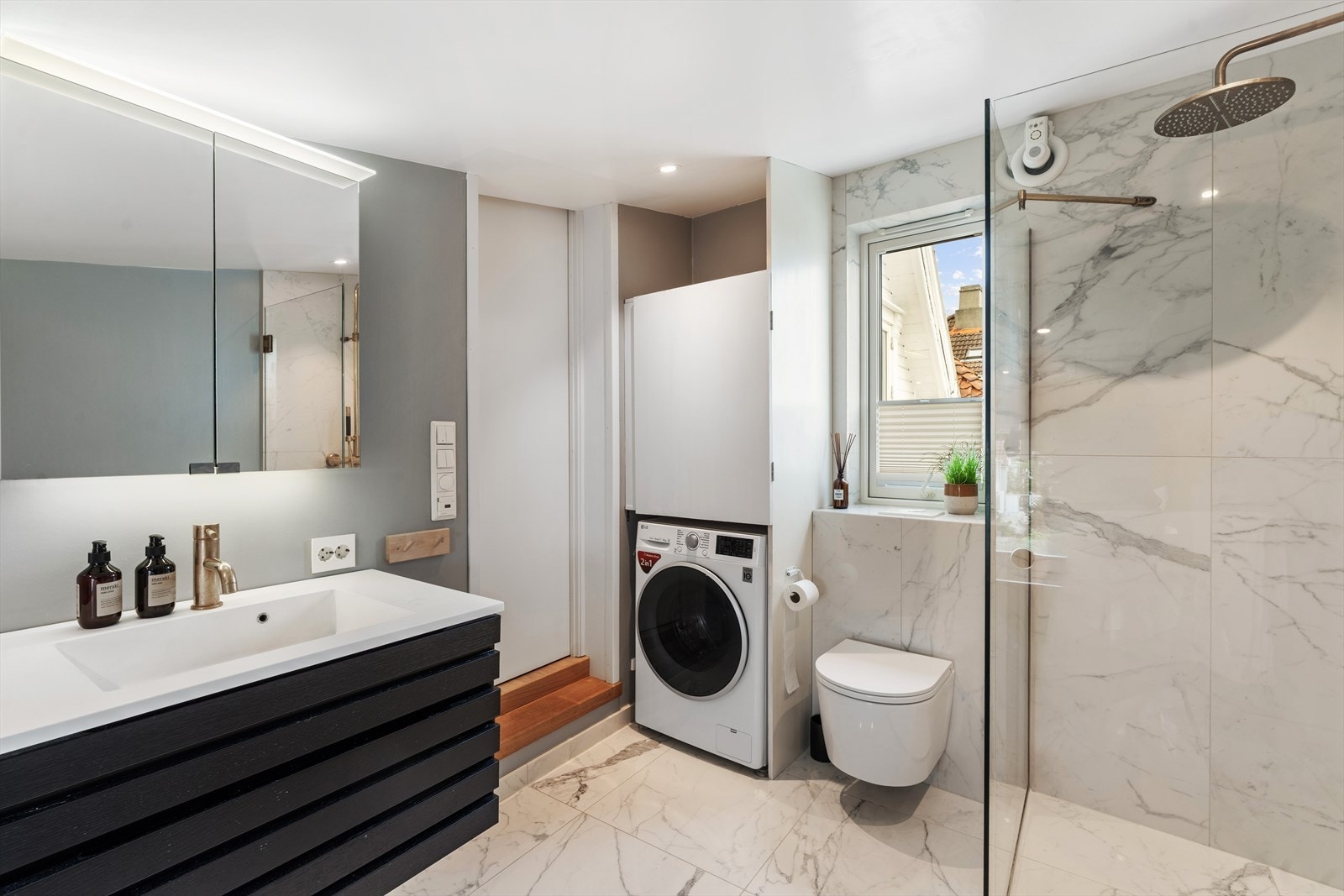 Badet ble bygget i 2017 av tidligere eier og har gulvvarme. Galleribilde