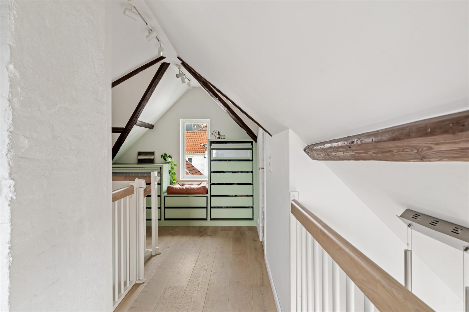 Loftsetasjen har en lys og åpen gang. Galleribilde