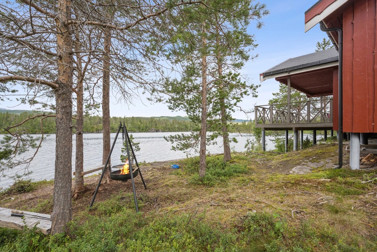 Uteområdet på tomten innbyr til hyggelige stunder ved vannkanten. Galleribilde