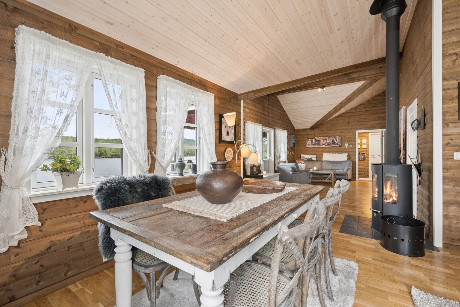 Stuen har god plass til en romslig spisestue for felles måltider. Galleribilde