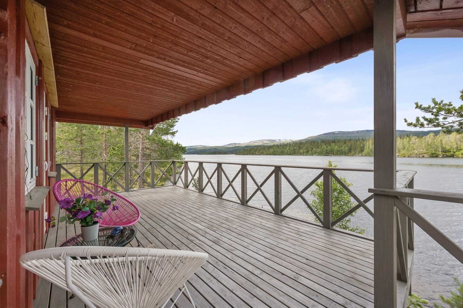 Her lever du tett på naturen, med umiddelbar nærhet til vannet fra egen tomt. Galleribilde