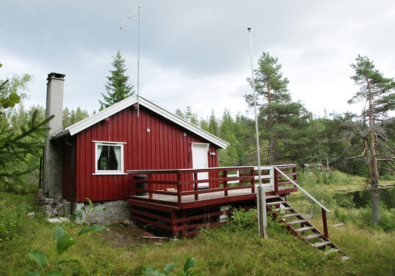Solrik terrasse foran hytta Galleribilde