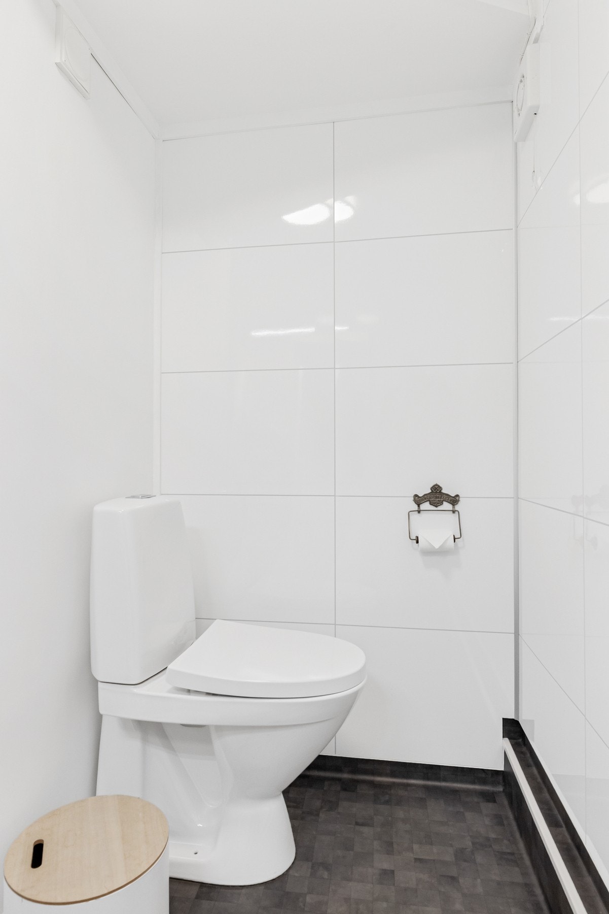 Toalettrom beliggende ved badet. Renovert i 2019 Galleribilde