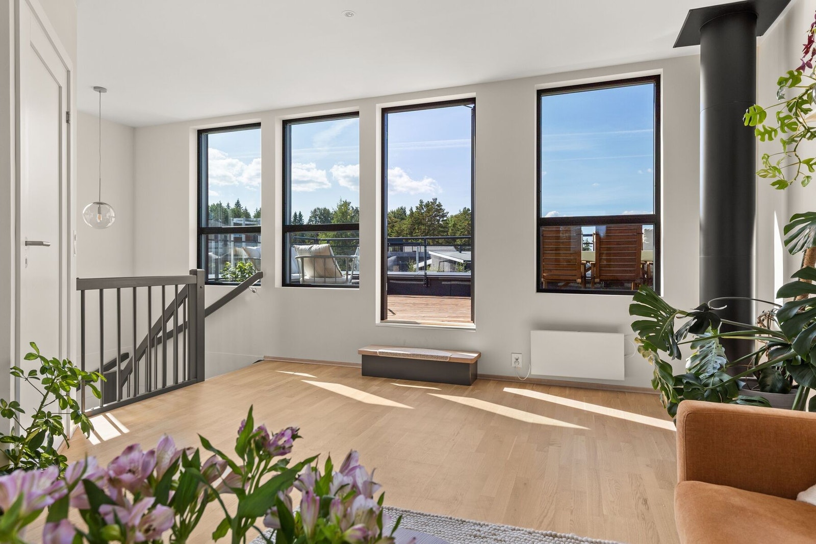Loftstuen er en herlig ekstra oppholdssone med store vindusflater, godt lysinnslipp og direkte utgang til altanen. Galleribilde