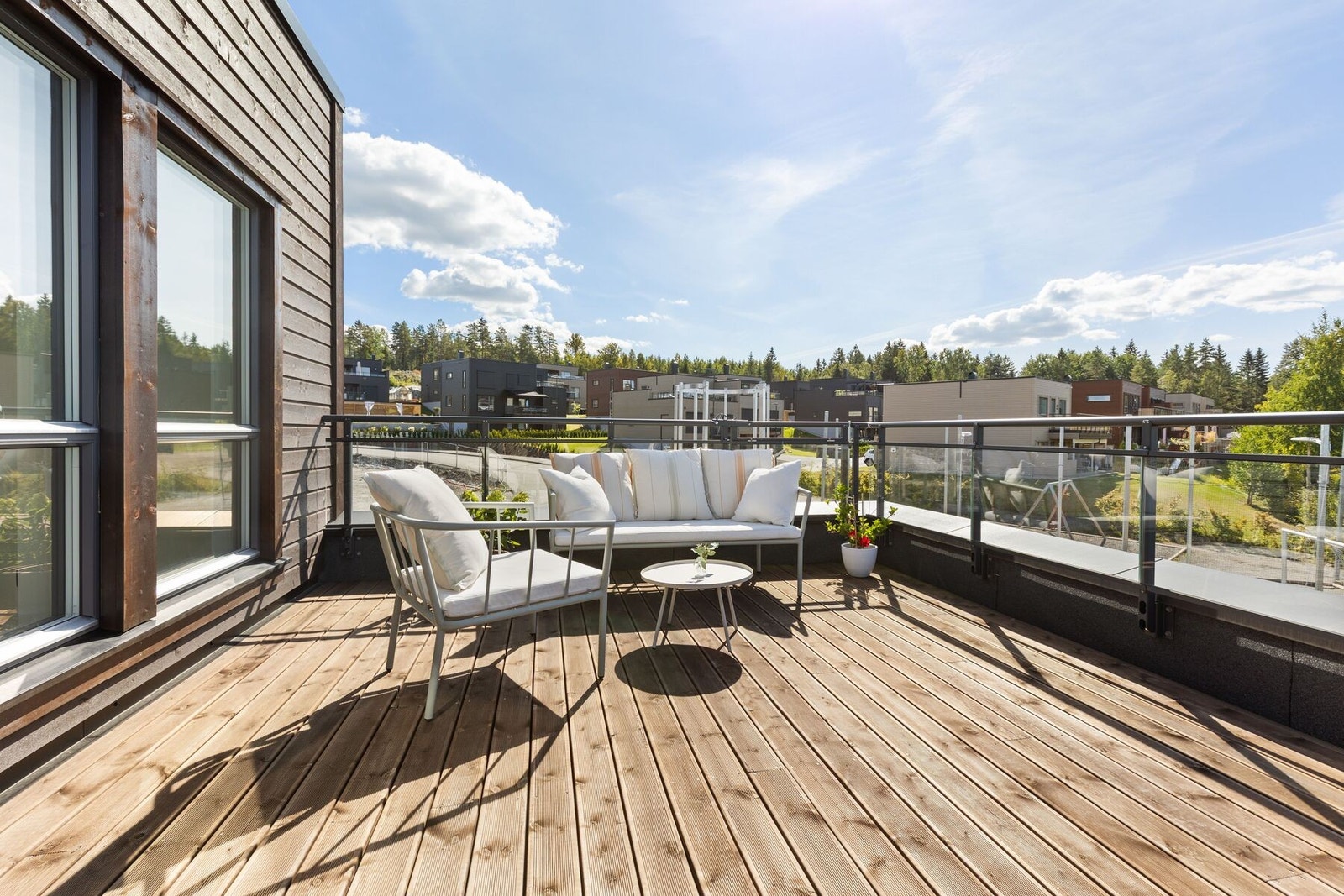I den andre enden av altanen er det god plass til en egen loungesone - et deilig sted å nyte rolige dager utendørs. Galleribilde