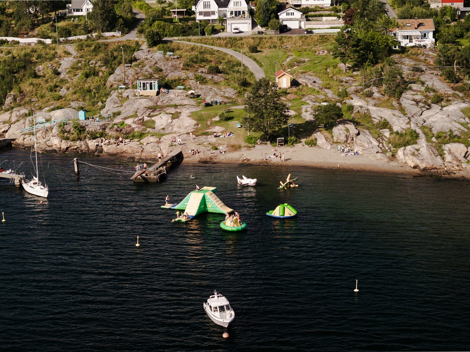 Med gangavstand til stranden er det enkelt å nyte sommerdagene ved Oslofjorden - enten det frister med et bad, aktiviteter på vannet eller rolige timer i sjøkanten. Galleribilde