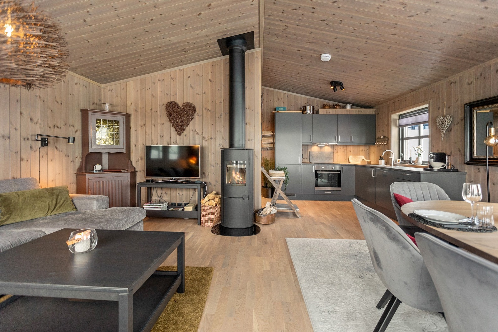 En stilren peisovn sørger for god varme og ekstra hygge på kjølige dager. Galleribilde