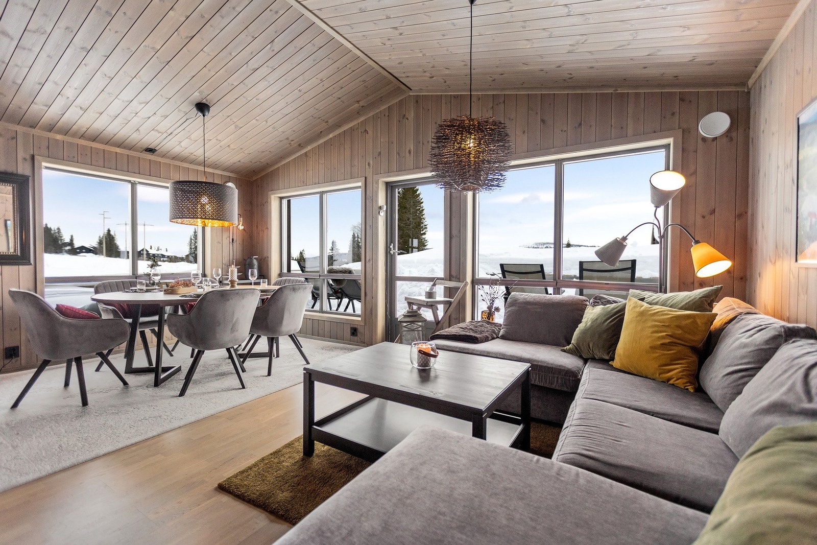 Vinduene i stuen slipper inn rikelig med naturlig lys, gir flott utsyn mot omgivelsene og skaper en nær kontakt med naturen utenfor. Galleribilde