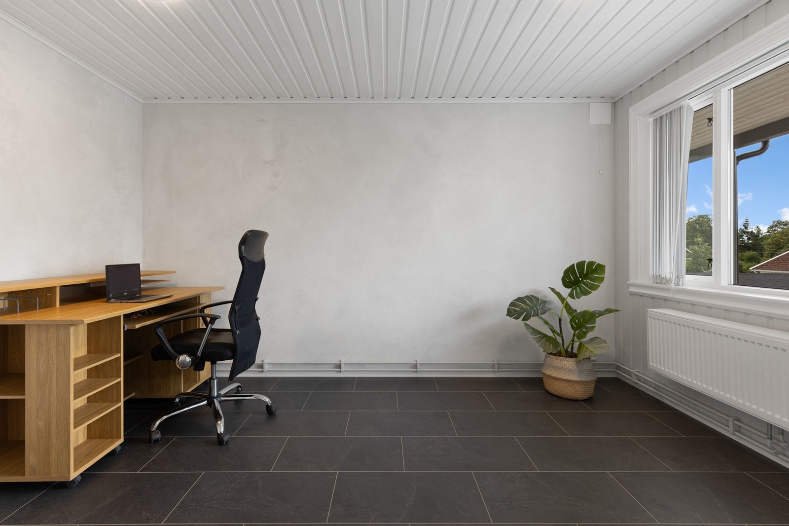 Fra gangen er det adkomst til et av boligens soverom. Rommet er nylig renovert, og egner seg også godt som kjellerstue eller kontor. Galleribilde