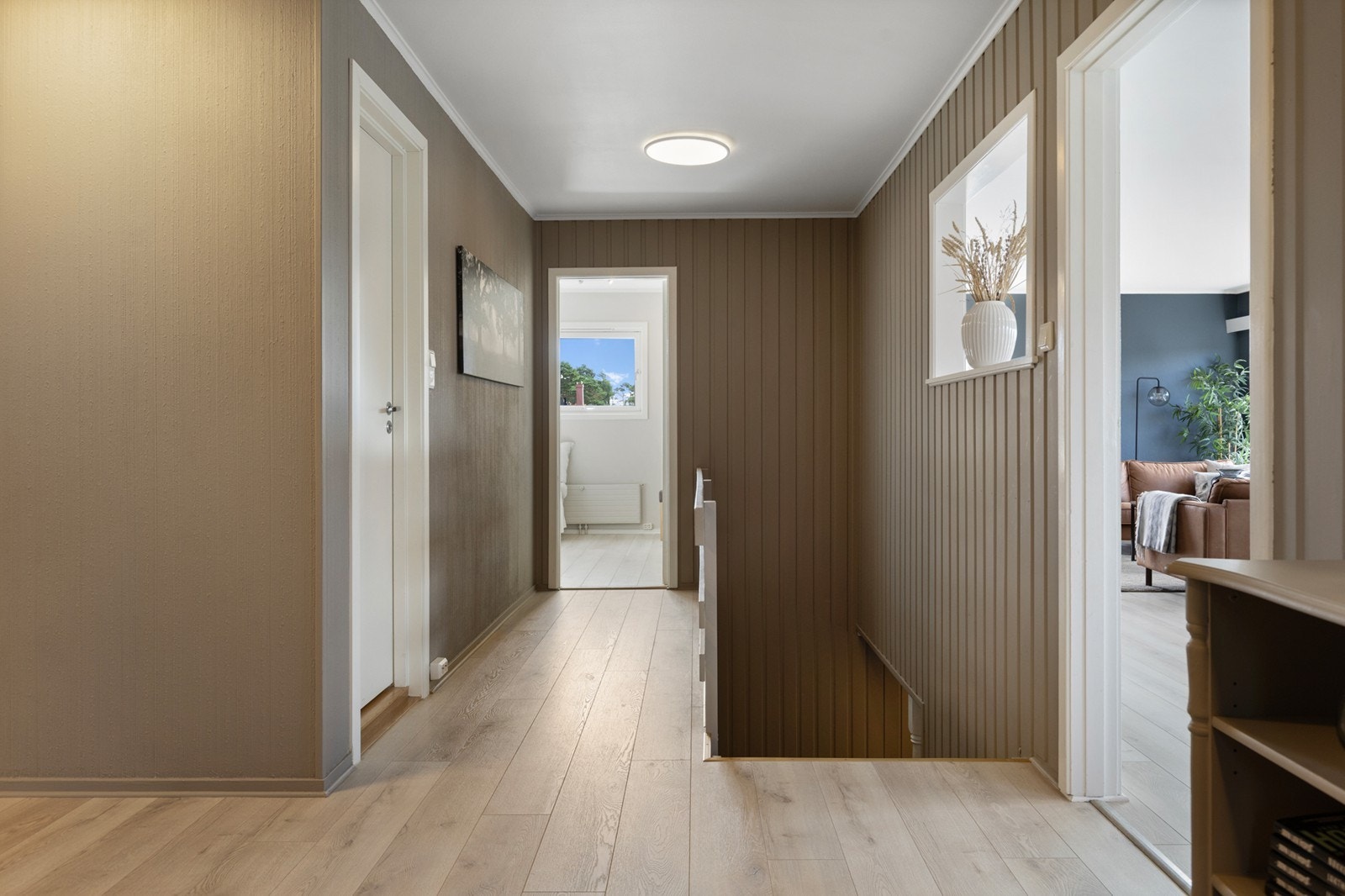 Videre byr hovedetasjen på soverom og bad. Galleribilde