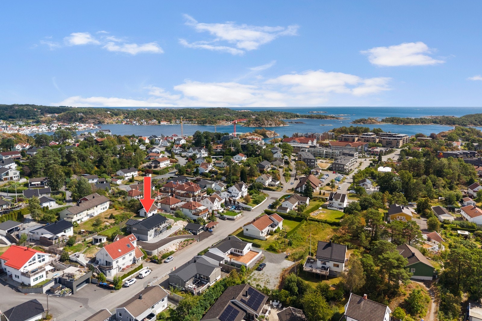 Eiendommen har en svært sentral og attraktiv beliggenhet i Grimstad, med gang- og sykkelavstand til det du måtte trenge i hverdagen. Galleribilde