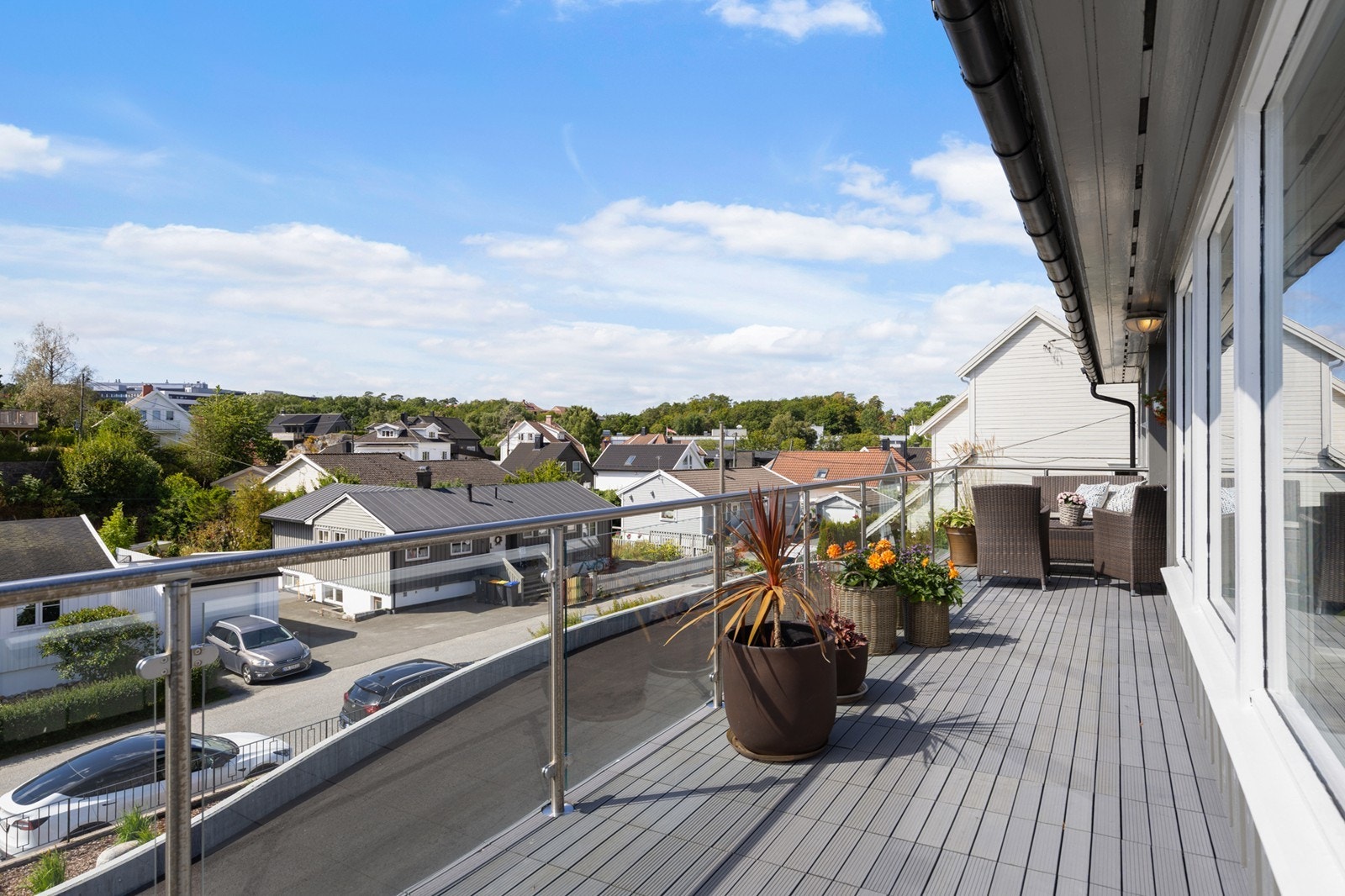 Fra verandaen er det flott utsyn over omgivelsene rundt. Galleribilde