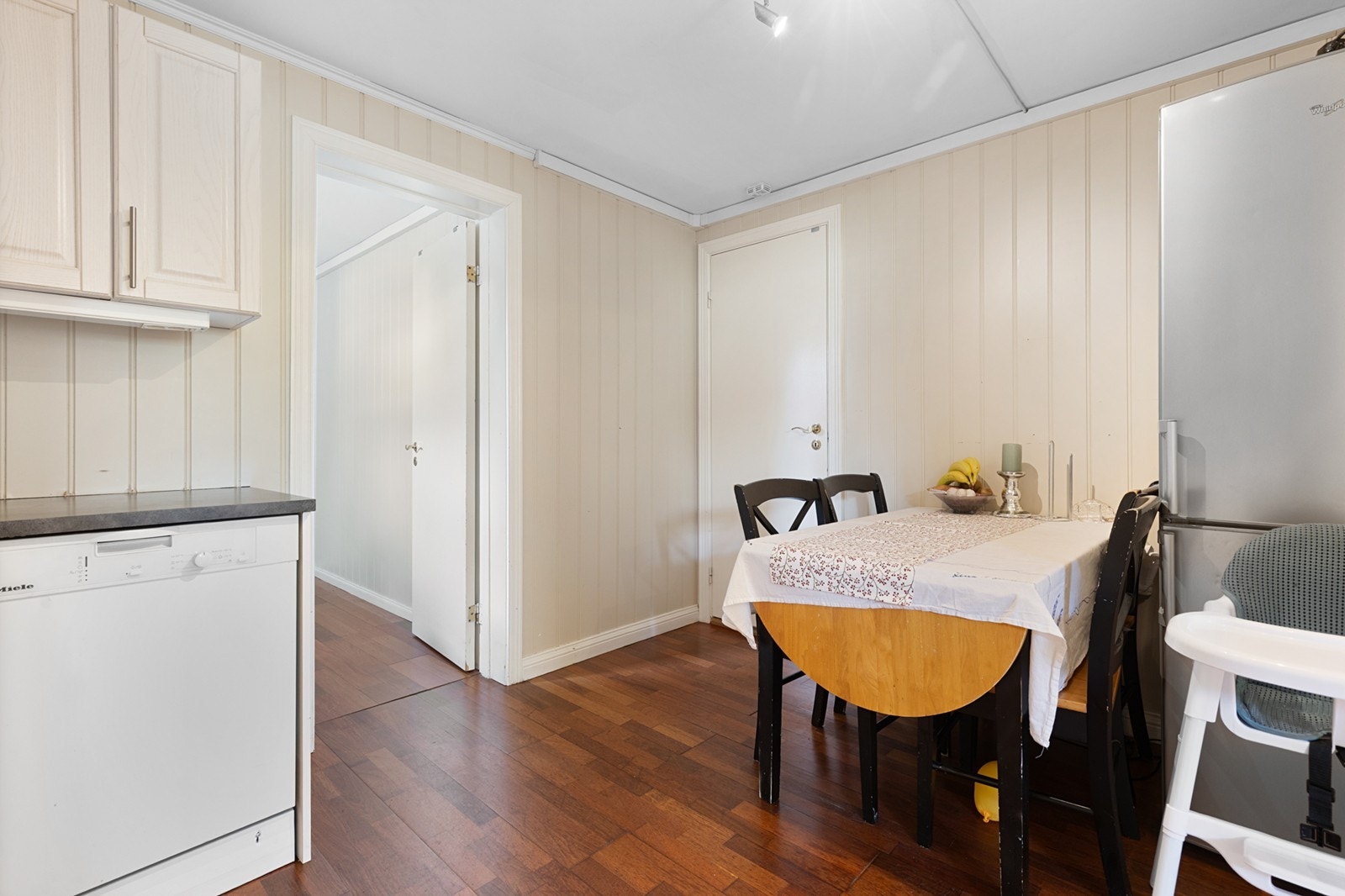 Videre inn til kjøkken. Galleribilde