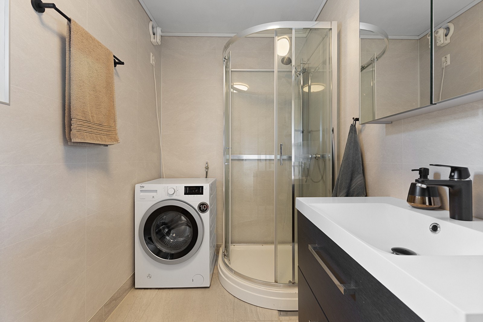 Badet er renovert i 2021, og har lyse og delikate fargevalg, flislagt gulv med varmekabler og våtromsplater på veggene. Galleribilde