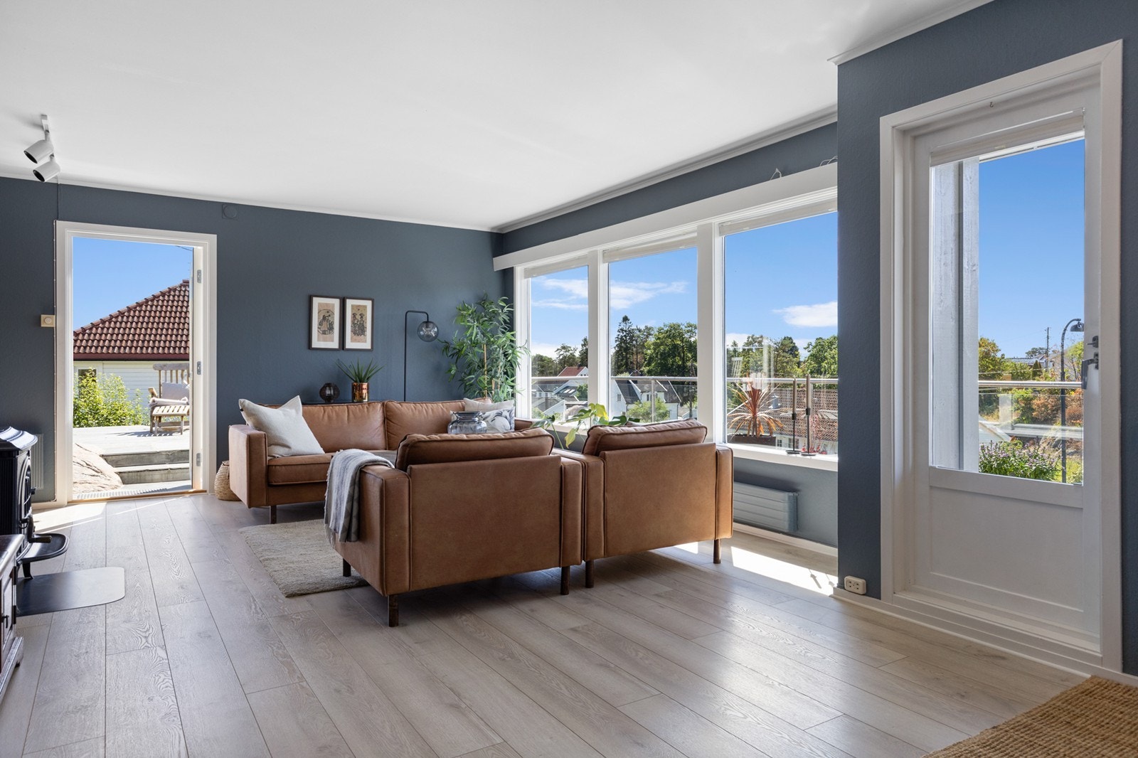 Fra stuen er det utgang til veranda - perfekt for solrike dager. Galleribilde