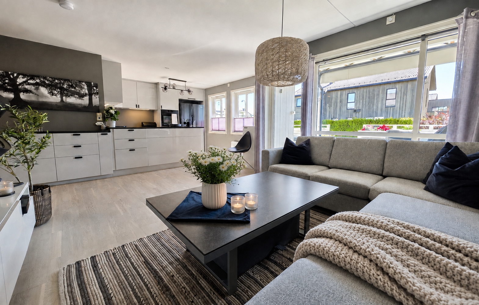 Leiligheten har store vindusflater som slipper inn rikelig med naturlig lys inn i rommet Galleribilde