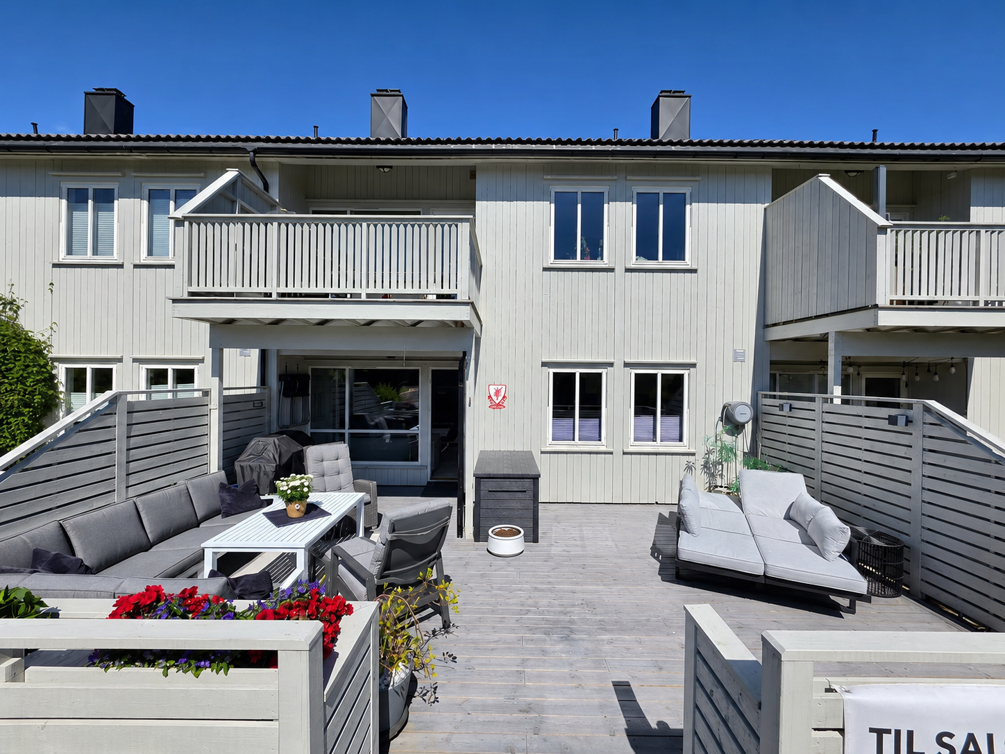 Her får du en lettstelt 3-roms leilighet beliggende i 1. etasje med stort og solrikt uteområde! Galleribilde