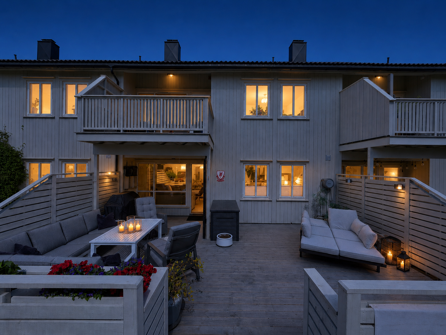 Uteområdet er pent opparbeidet med sittegrupper, lettstelt terrasse og blomsterkasser som kan flyttes etter behov Galleribilde