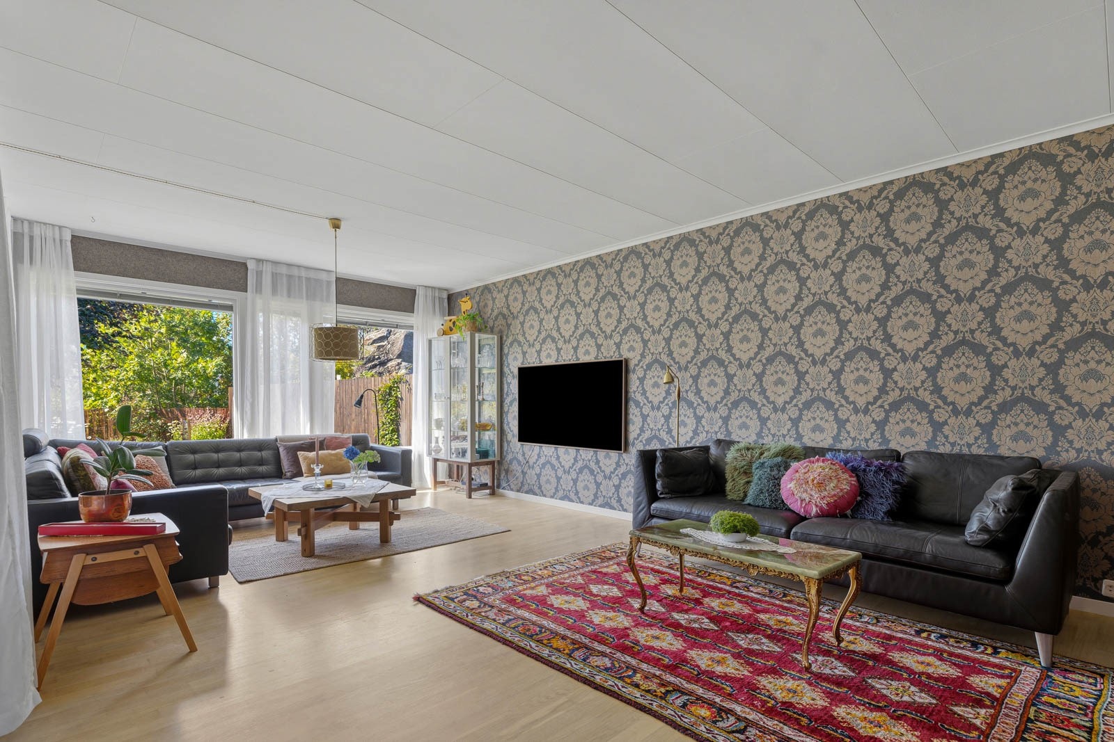God plass til flere sofagrupper Galleribilde
