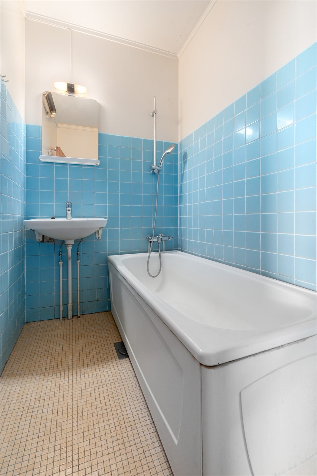 Badet i andre etasje har badekar med dusjmulighet og flislagte vegger. Galleribilde