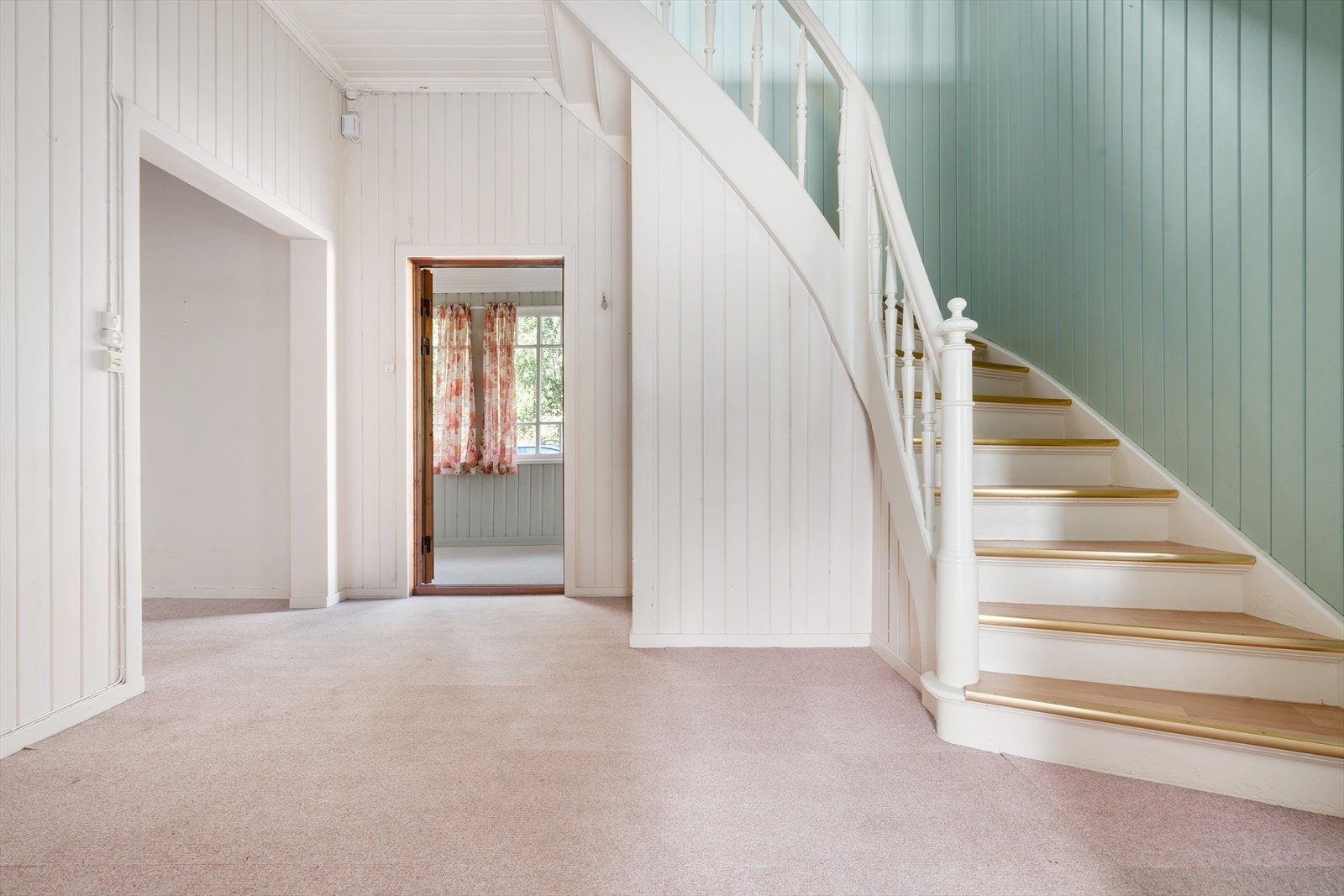 Hallen i første etasje med trappeforbindelse til andre etasje. Galleribilde