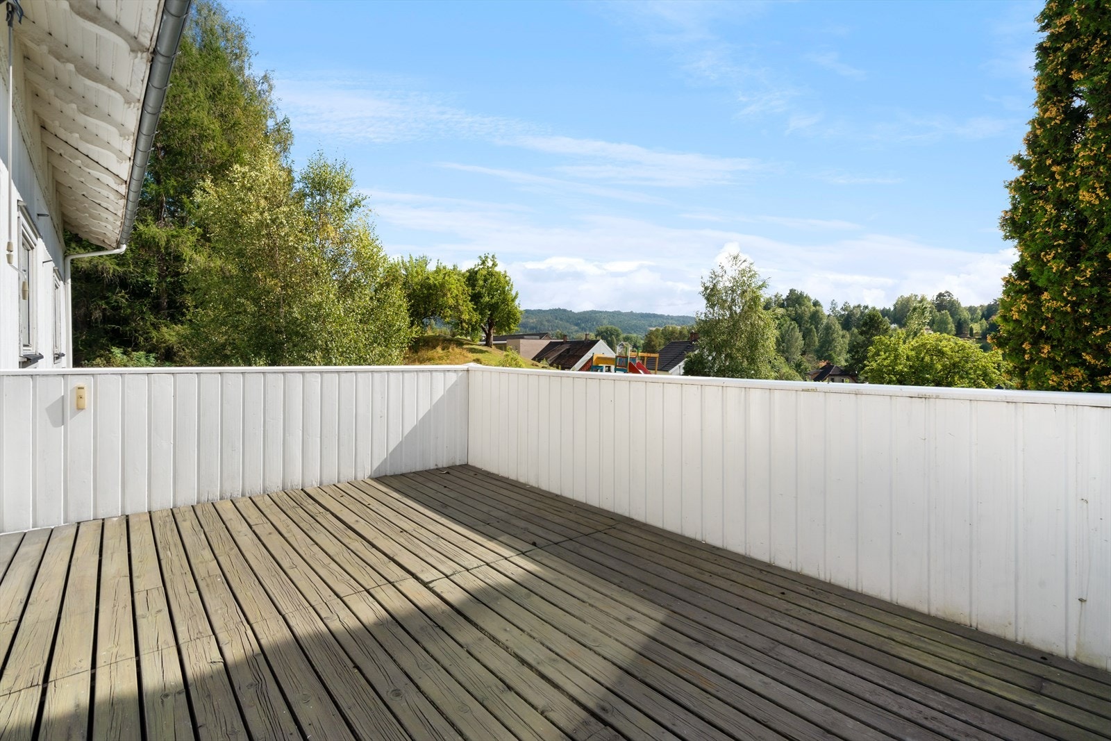 Balkongen har fin utsikt over det omkringliggende landskapet. Galleribilde