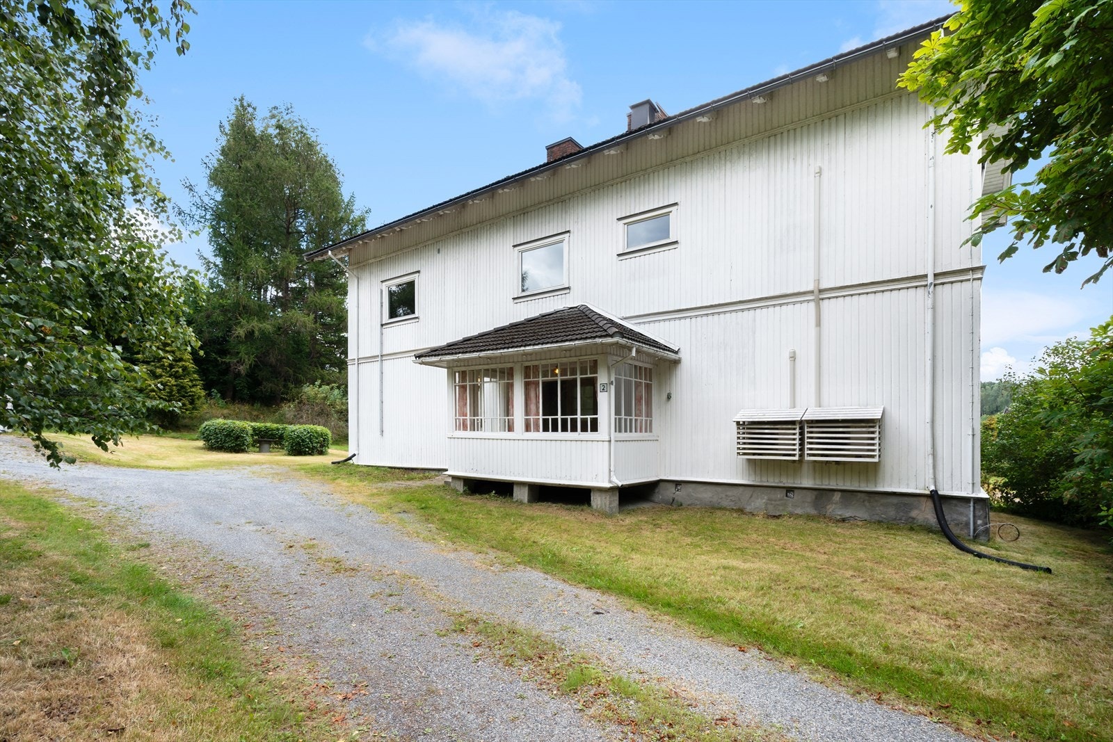 Boligen har en klassisk utforming og ligger på en stor, lett skrånende tomt. Galleribilde