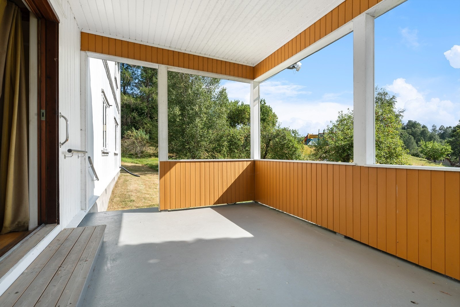Overbygget uteplass med direkte utgang fra stuen i første etasje. Galleribilde