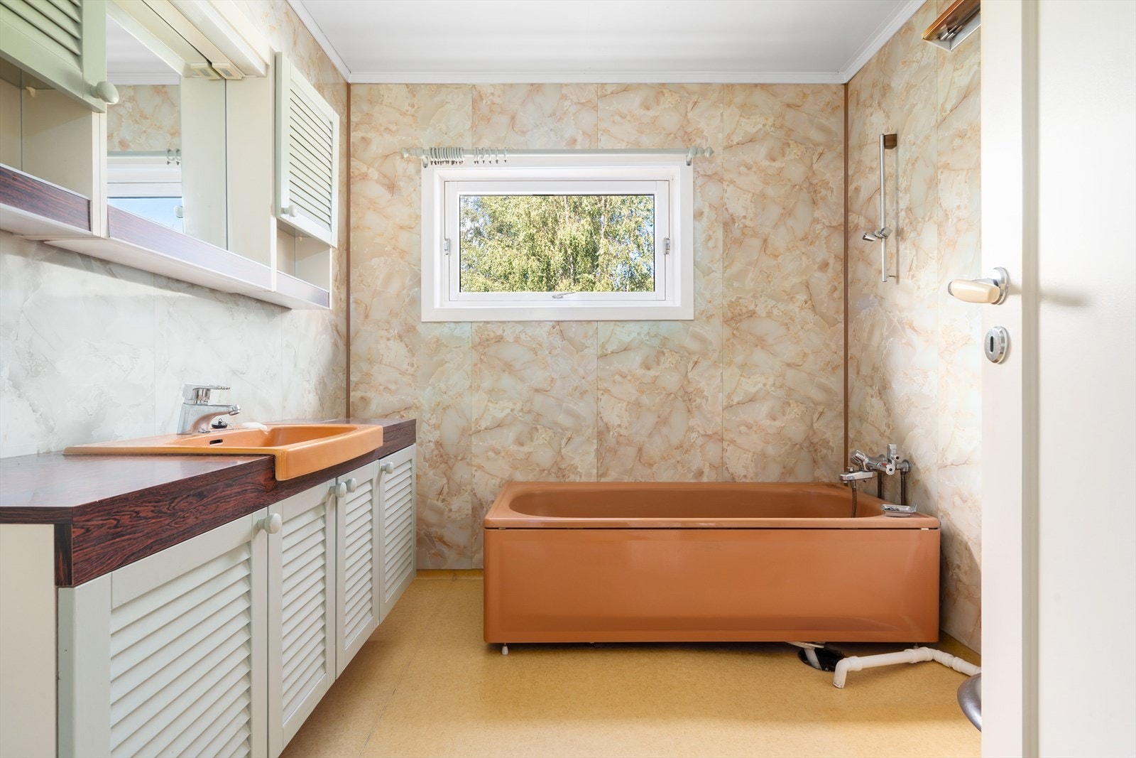 Badet i første etasje er utstyrt med badekar og servant i innredning. Galleribilde