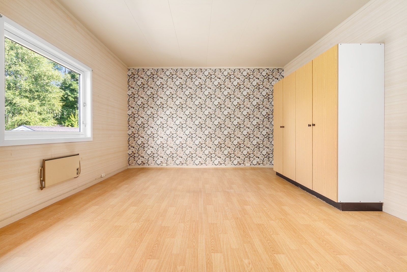 Hovedsoverom med god plass til dobbeltseng og garderobeskap. Galleribilde