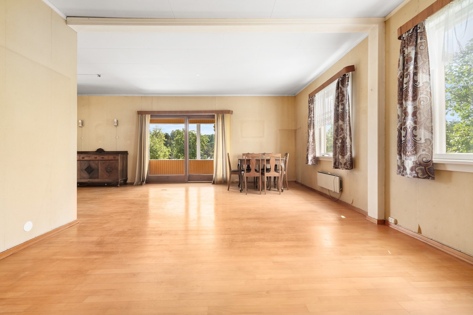 Store vindusflater gir godt med naturlig lys. Galleribilde