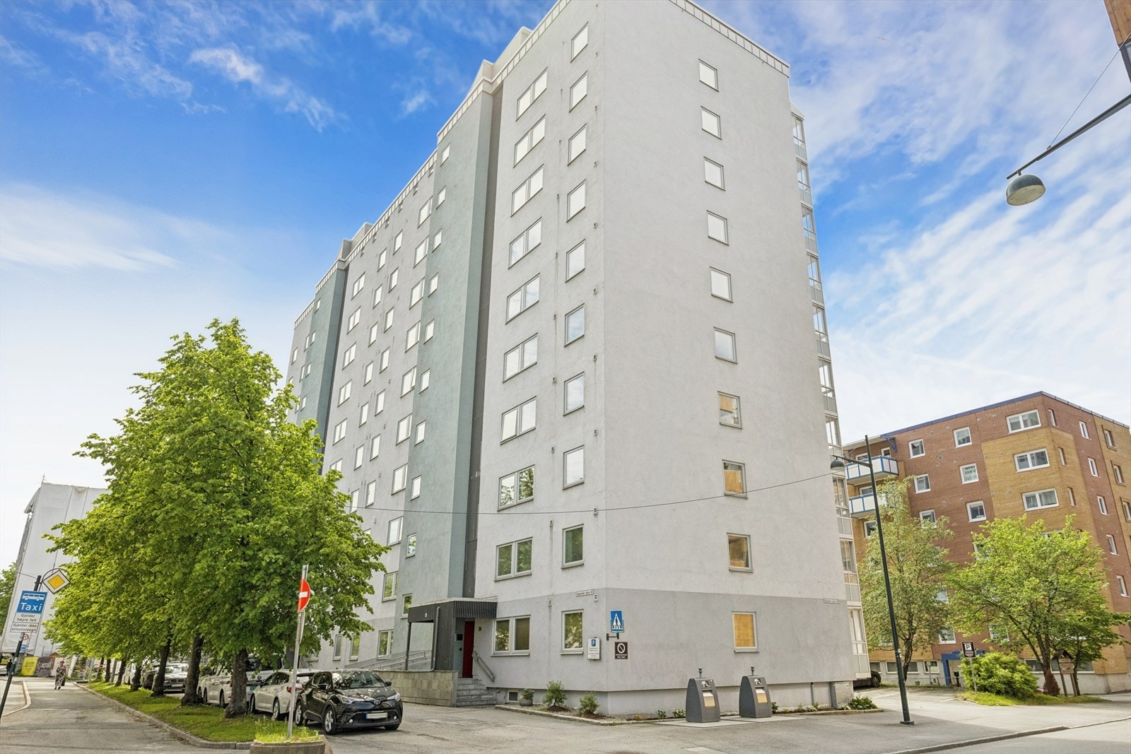 Bygården fikk ny, isolert fasade under rehabiliteringen i 2012-2013. Takterrasse med flott utsikt. Galleribilde