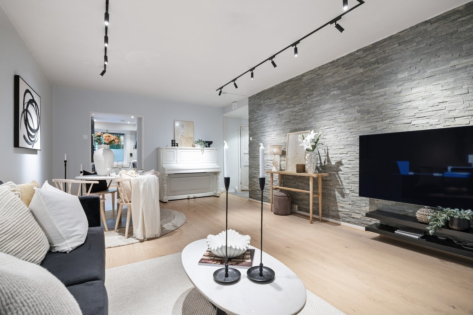 Fra stuen er det utgang til en romslig, innglasset balkong. Galleribilde