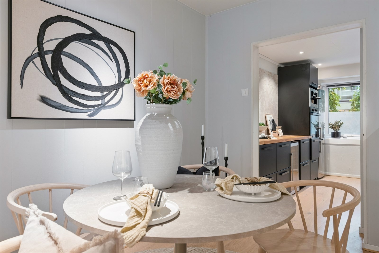 Stuen har god plass til både sofagruppe og en egen spiseplass. Galleribilde