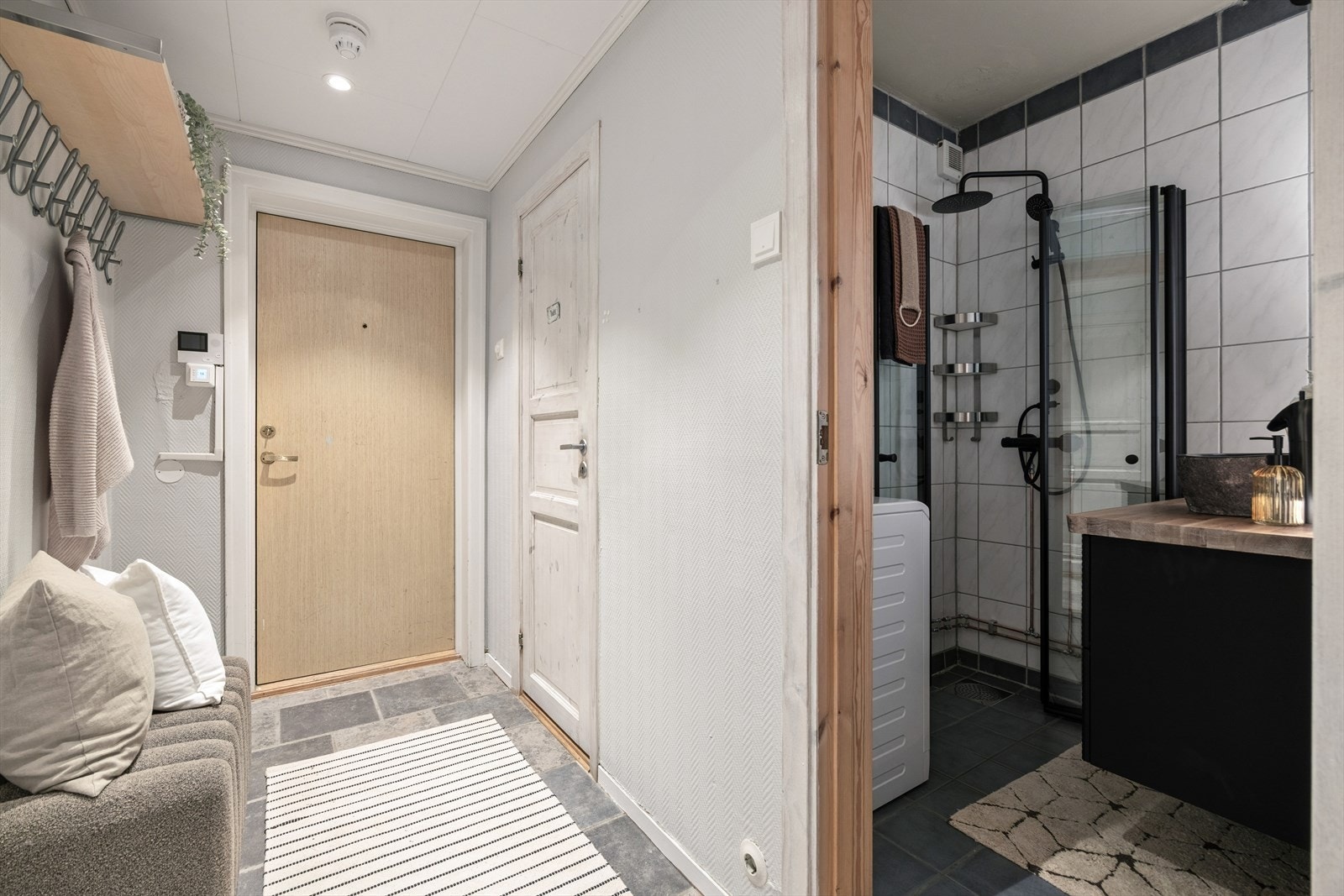 Innbydende entré med varmekabler i gulvet og døråpner med video. Velkommen inn! Galleribilde