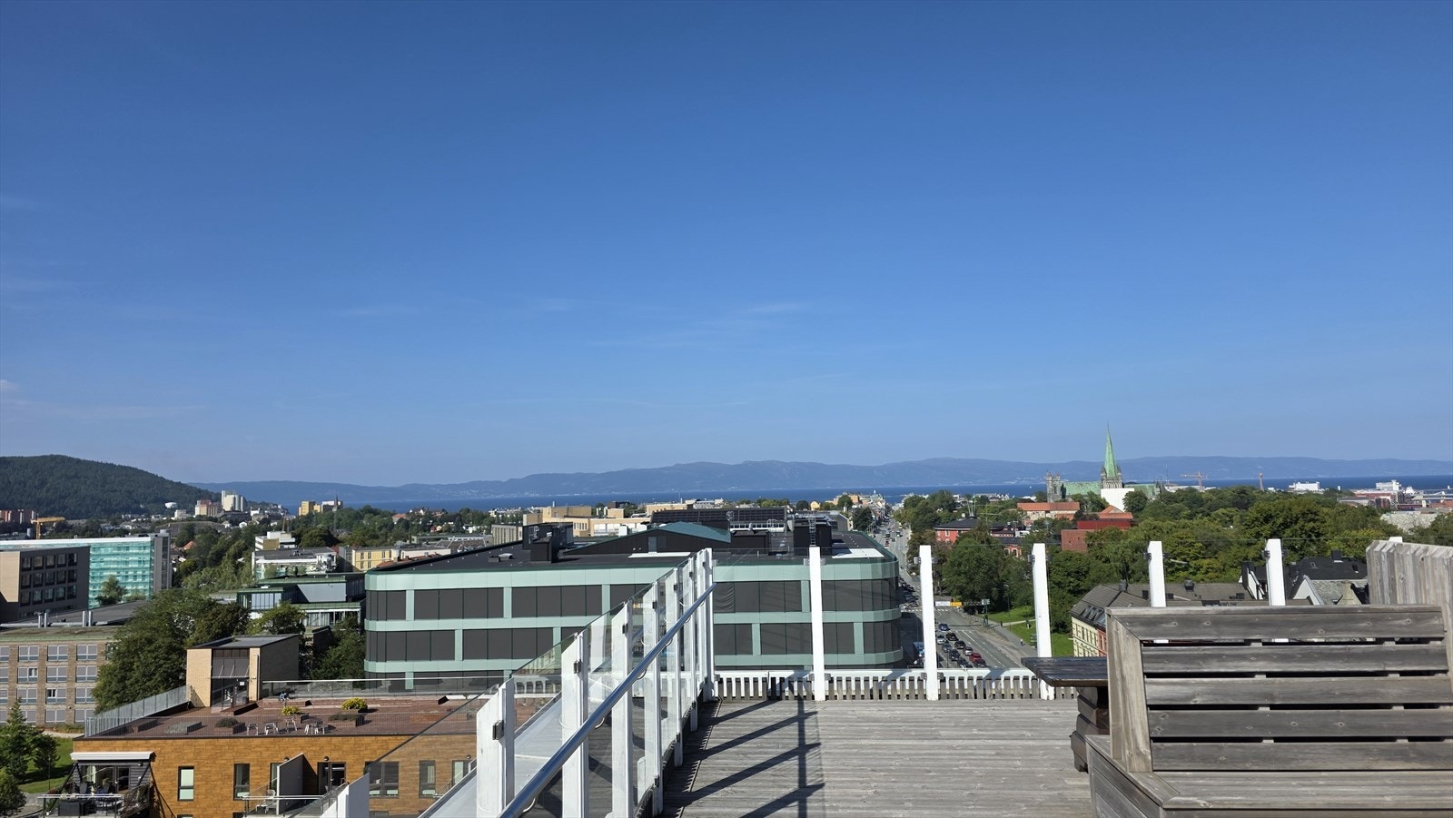 Flott utsikt fra takterrasse og mye benkeplass. Galleribilde