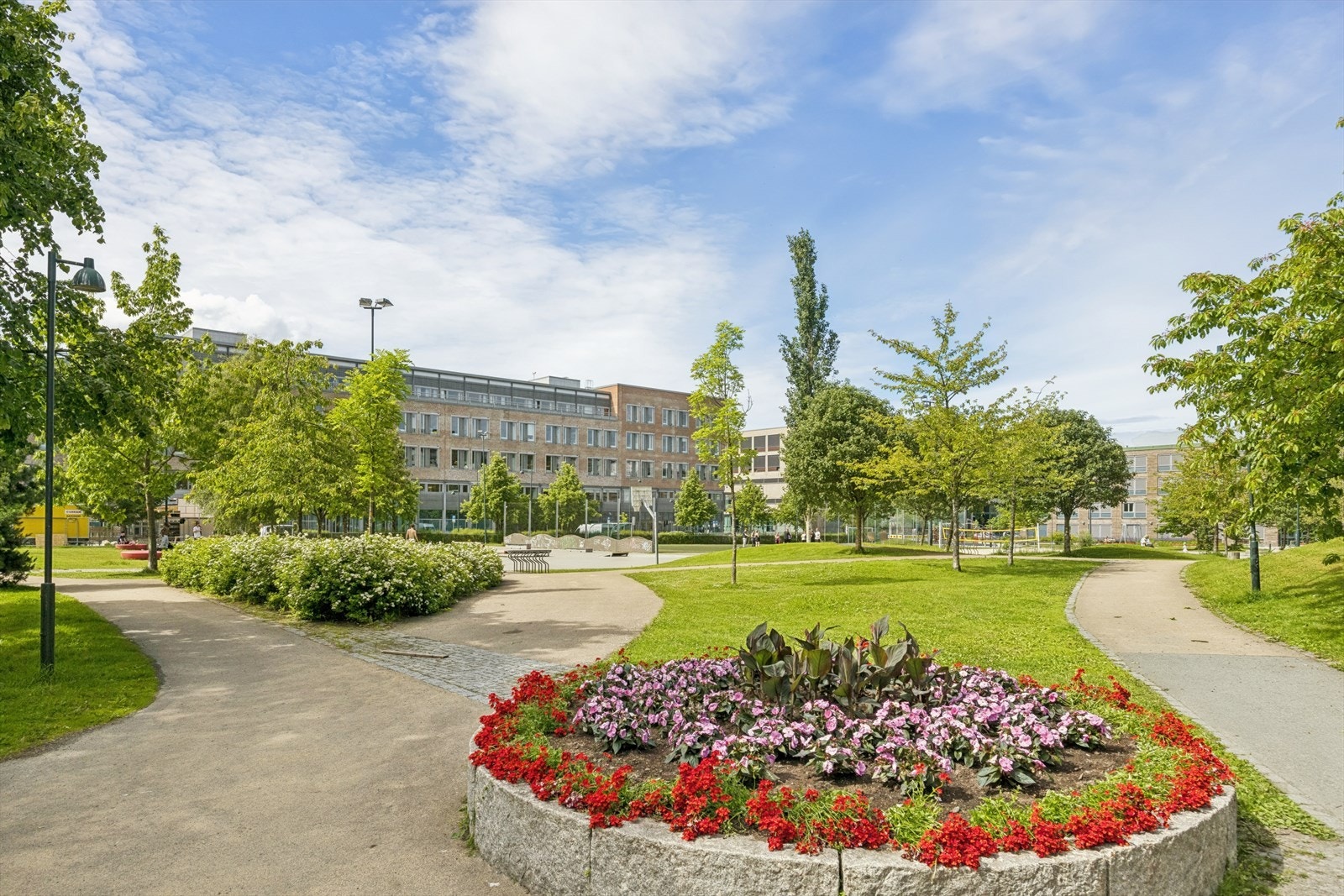 Beboerne har tilgang til felles takterrasse og pent opparbeidede uteområder. Galleribilde