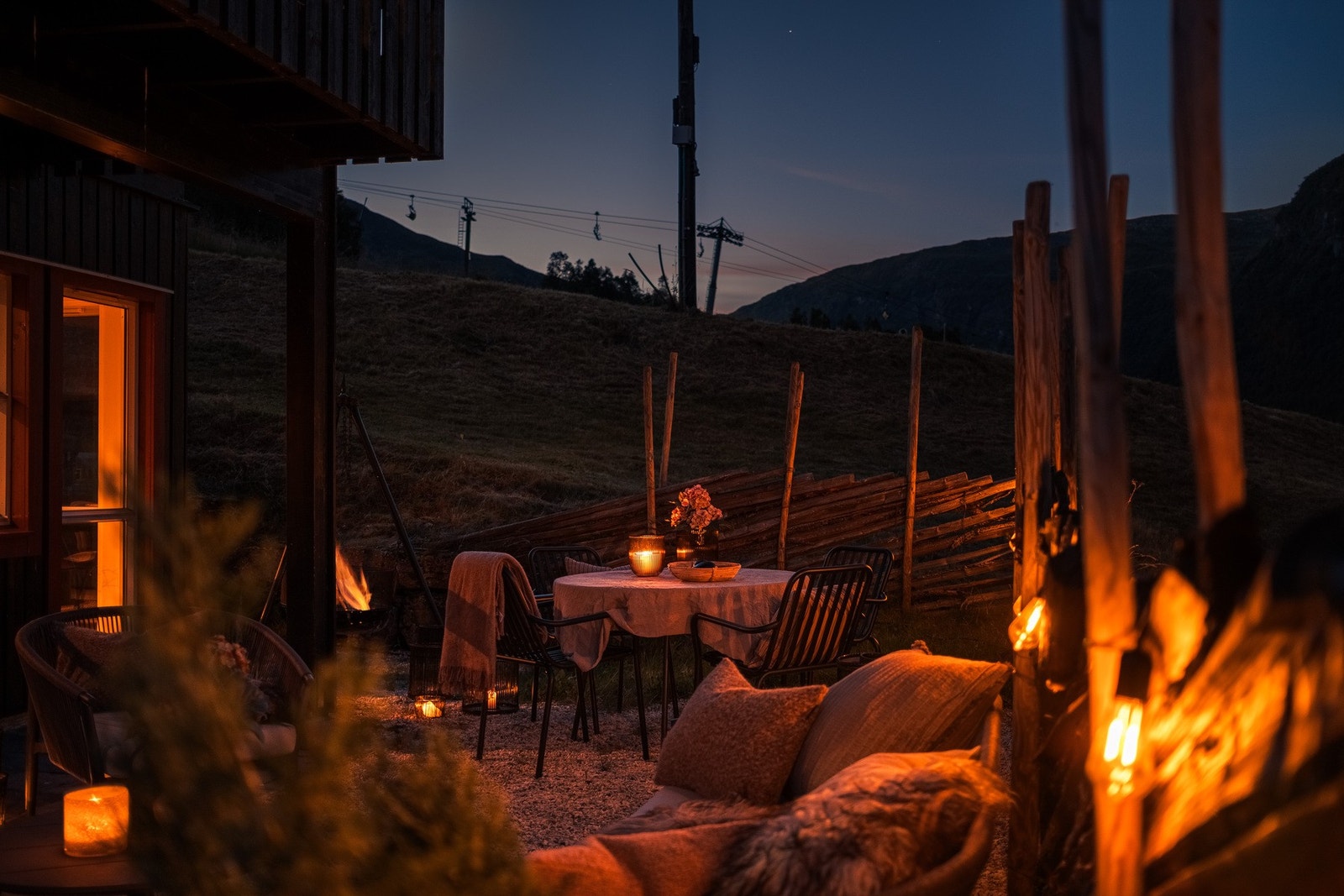 Et sted å avslutte dagen, med utsikt mot fjellene. Galleribilde