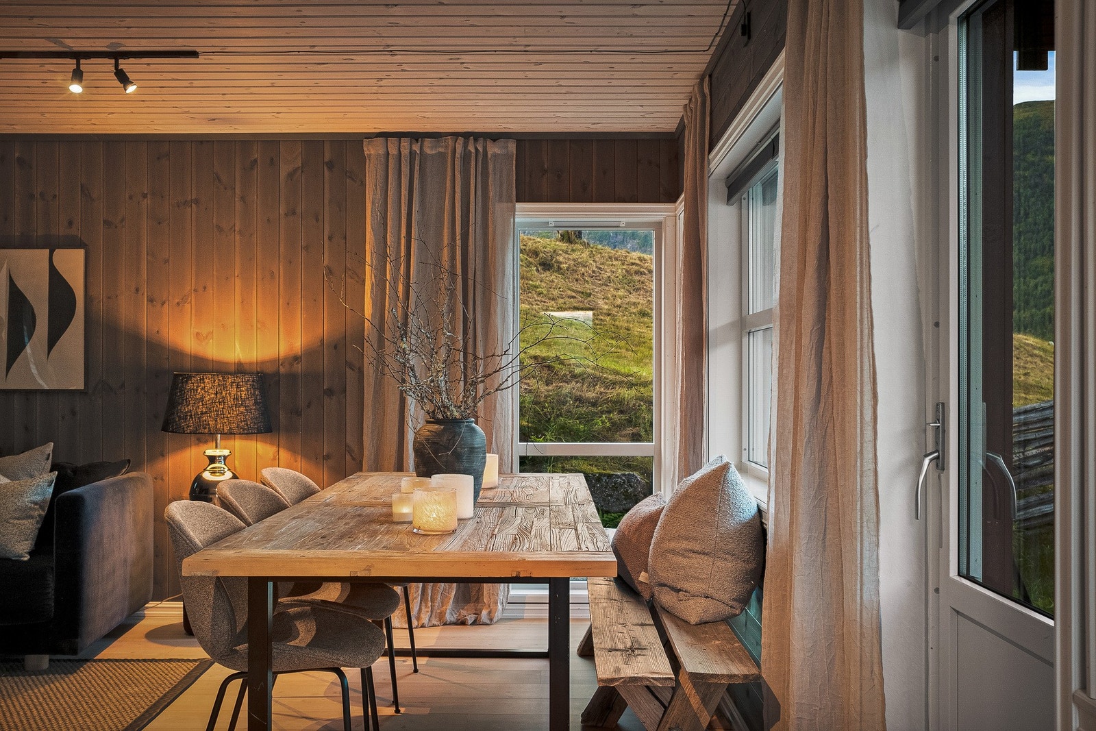 Et rom med god plass rundt bordet. Galleribilde