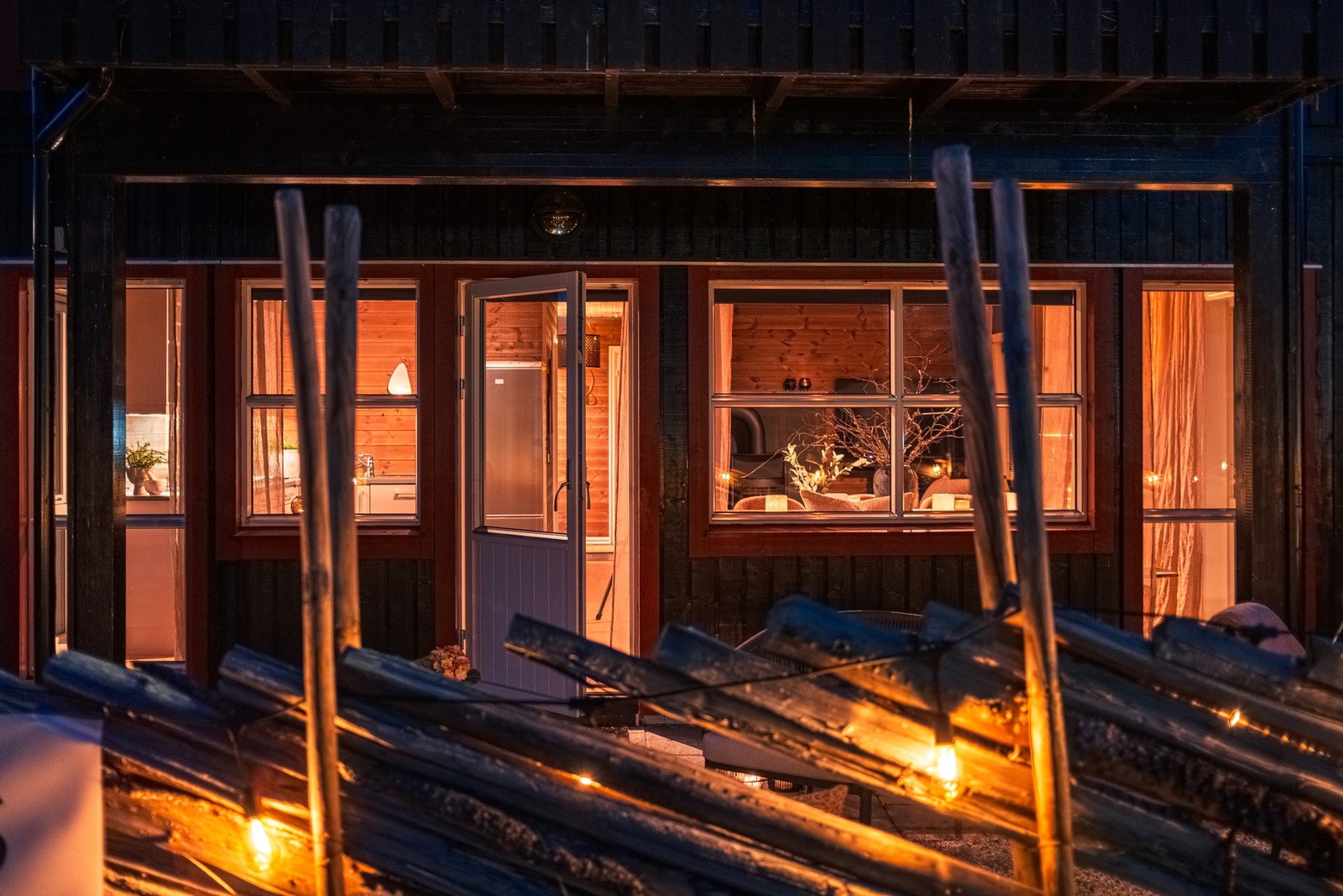 Lunt og gjennomført, med god forbindelse mellom ute og inne. Galleribilde