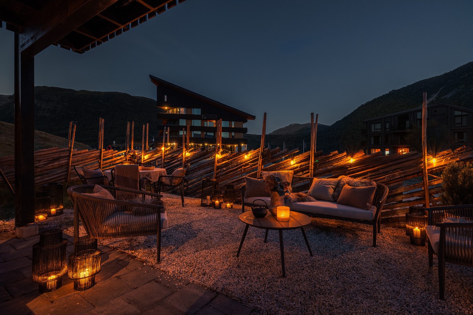 Den store uteplassen egner seg både til morgenkaffe og lange kvelder. Galleribilde