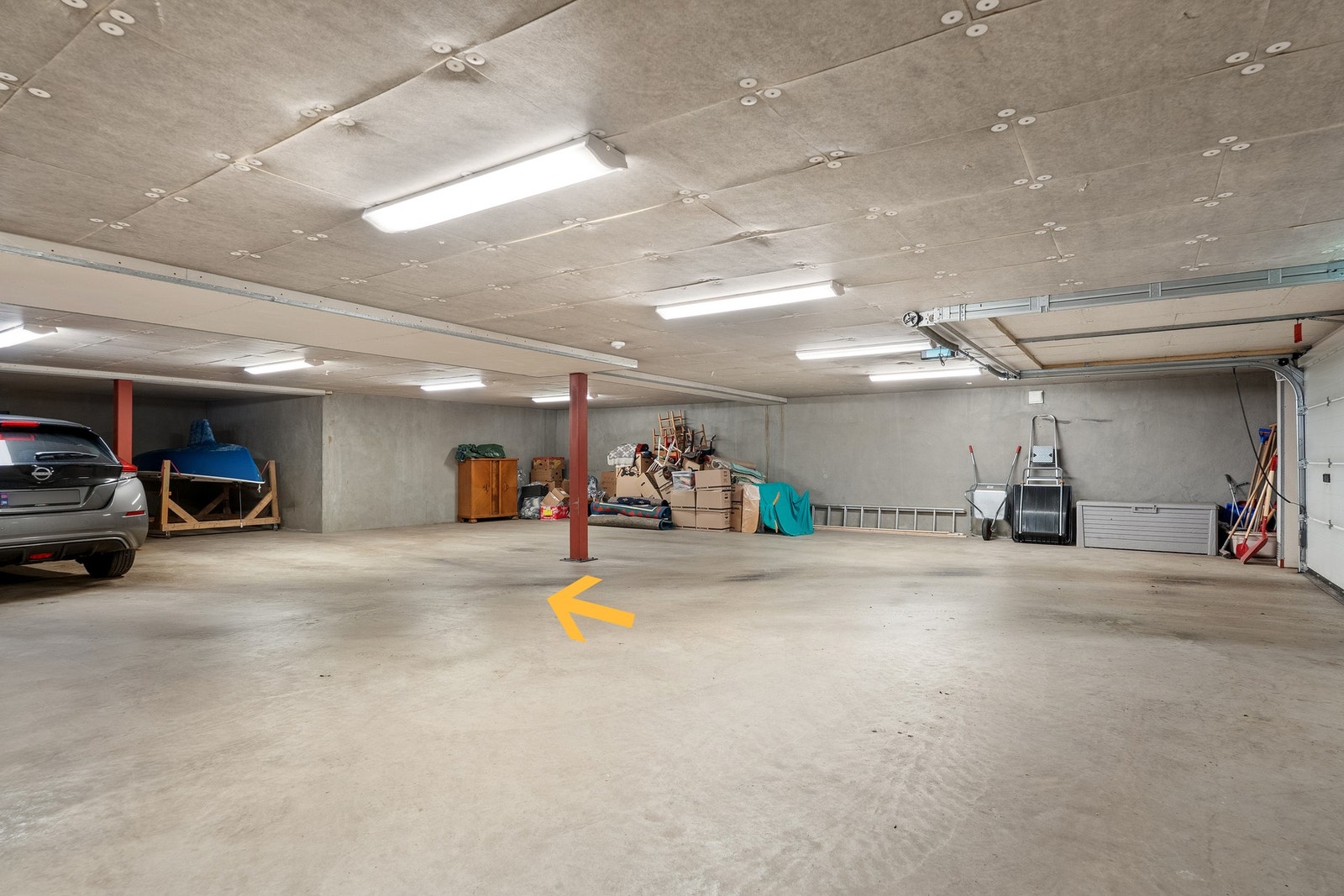Parkeringsplass i kjelleren - fysisk plass til 2 biler etter hverandre Galleribilde