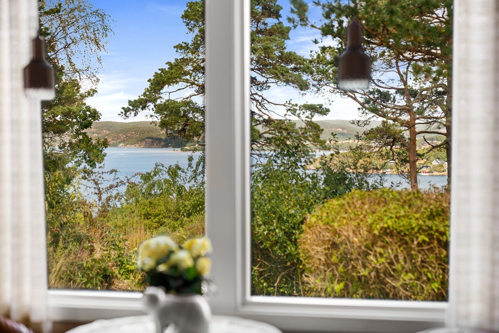 Fra stuevindu er det litt sjøutsikt Galleribilde
